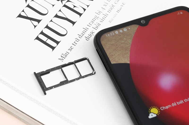 Camera trước được đặt ở phần giọt nước với độ ph&acirc;n giải 5MP